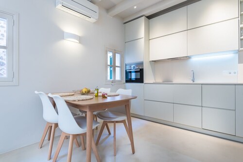 Sa Caseta.  A newly renovated urban house. 1 min walk to town square