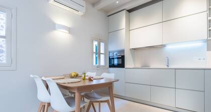 Sa Caseta. A newly renovated urban house. 1 min walk to town square
