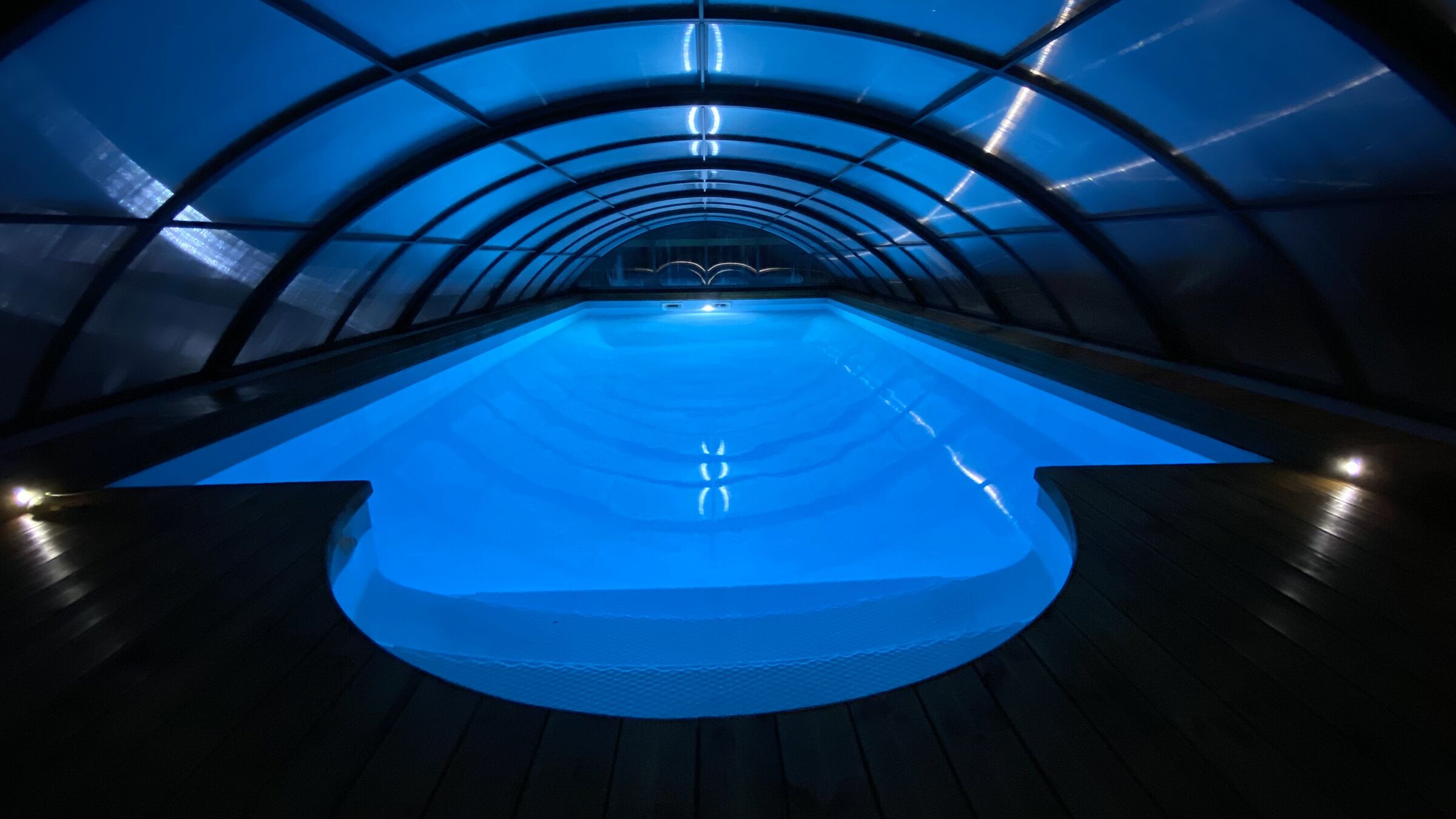 Ideal family - 4 to 6 people, covered and heated collective swimming pool, sauna