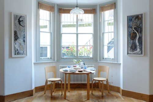 Unique, romantic apartment for two in York city centre artist's house.