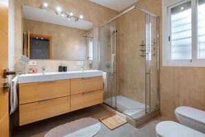 Hair dryer, towels, soap, shampoo - Magnificent Villa with large pool and garden with 100% private views in Seville (Guillena)