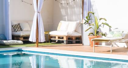 Magnifica Villa con gran piscina y jardín con vistas 100% privados en Sevilla