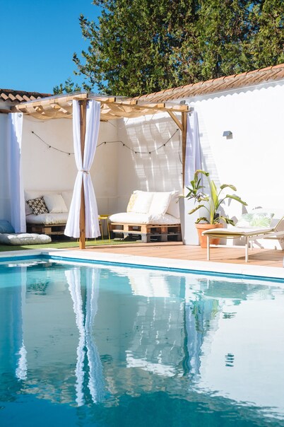 Magnificent Villa with large pool and garden with 100% private views in Seville