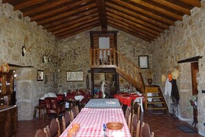 Dining - Quinta Vale da Ginjeira (Peraboa)