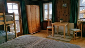 1 habitación, tabla de planchar con plancha y cuna de viaje