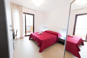 2 Schlafzimmer, Schreibtisch, Bettwäsche