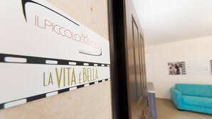 Ein Schild mit dem Text "IL PICCOLO AVALO" und "LA VITA E BELLA" in einem modernen Innenraum.