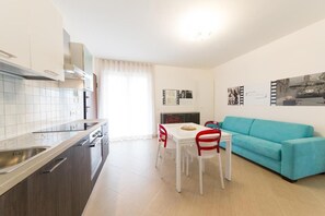 Kühlschrank, Ofen, Herdplatte, Wasserkocher mit Kaffee-/Teezubehör