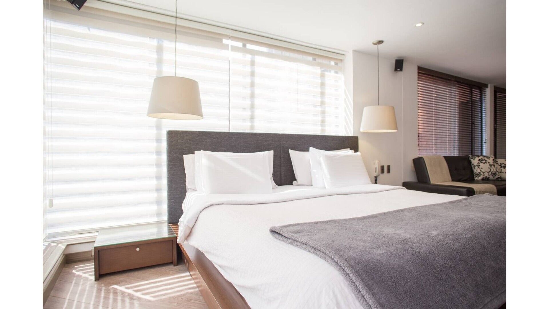 Modern Apt / Shopping / WiFi / Parks / Safe