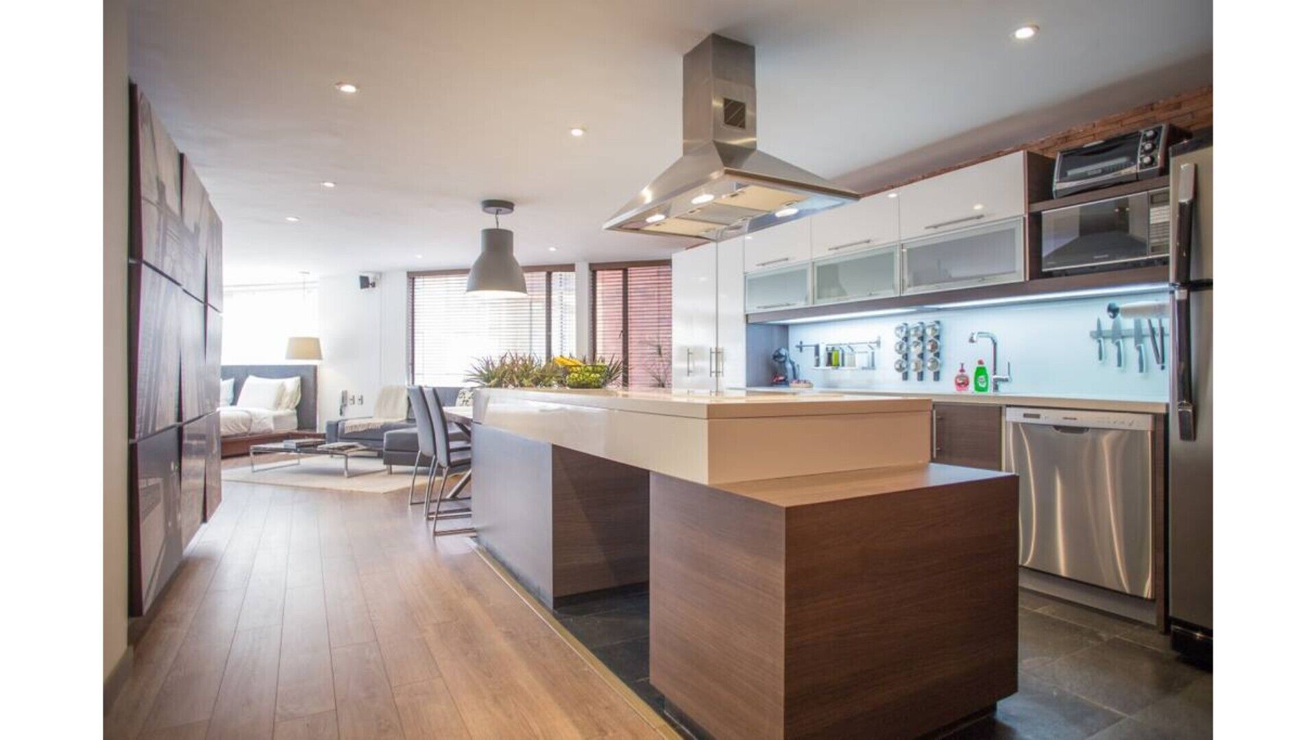 Modern Apt / Shopping / WiFi / Parks / Safe