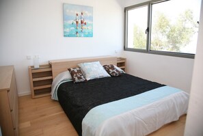 3 soverom, skrivebord, strykejern/-brett og reiseseng for barn