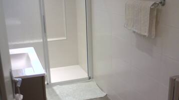 Sèche-cheveux, serviettes fournies, savon, shampoing