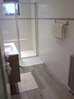 Hair dryer, towels, soap, shampoo - homestays (Saint-Maurice-En-Gourgois)