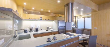Fridge, oven, stovetop, dishwasher