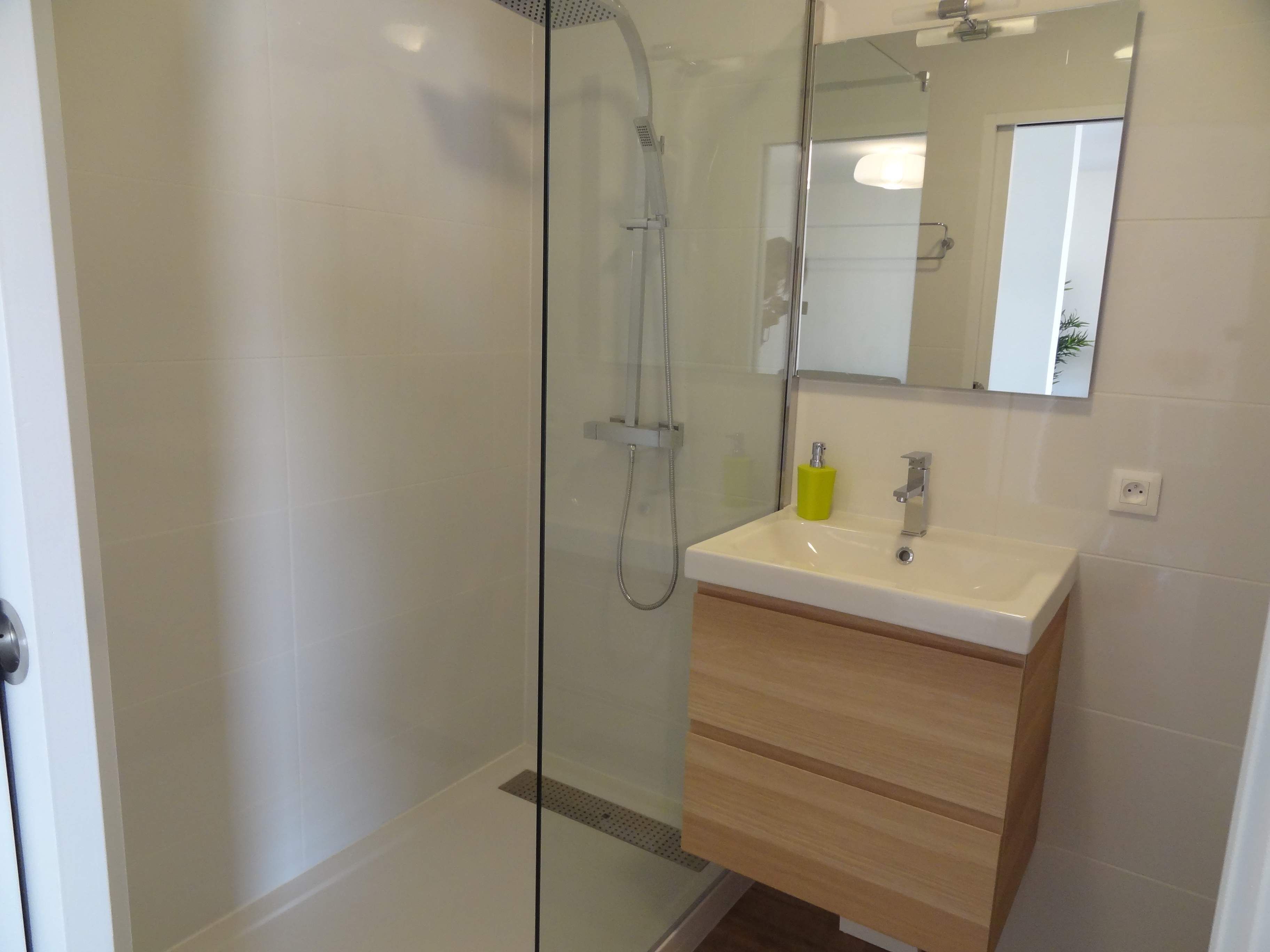 STUDIO "HIGH ON THE HILL", ideally located in Lyon