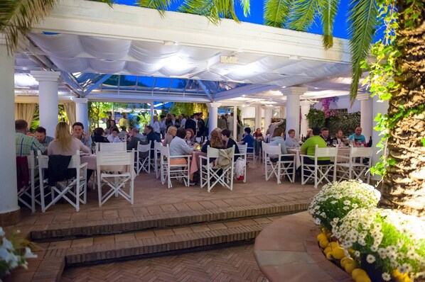 Outdoor dining - Bouganville Residence - Elite apartment with swimming pool, sports field and games. (Calatabiano)