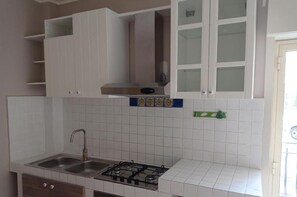 Geladeira, fogão, cooktop, cafeteira/chaleira