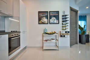 Frigorifero, microonde, forno, piano cottura