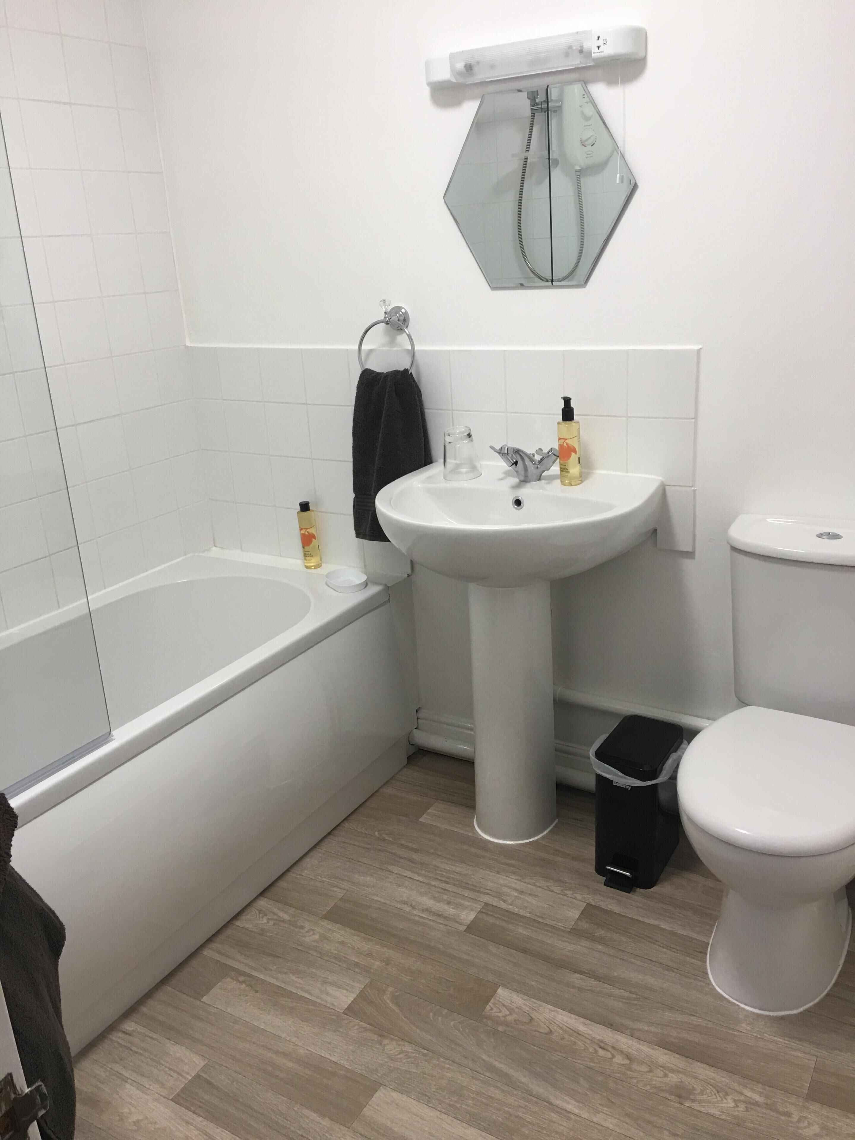 Combined shower/bathtub, hair dryer, towels, shampoo