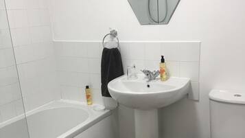 Combined shower/bathtub, hair dryer, towels, shampoo
