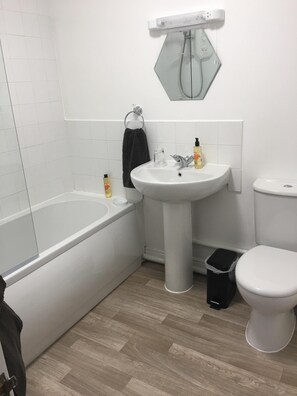 Combined shower/bathtub, hair dryer, towels, shampoo - Eaton Ford Green Apartment (Eaton Ford)