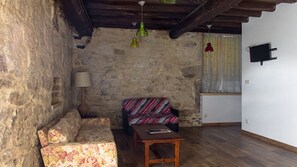 テレビ、暖炉、テーブルサッカー台、卓球台