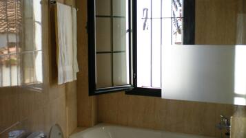 Ensemble douche/baignoire, sĂšche-cheveux, bidet, serviettes fournies