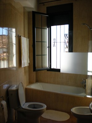 Combined shower/bathtub, hair dryer, bidet, towels - Accommodation Rural El Mirador (Jabuguillo)