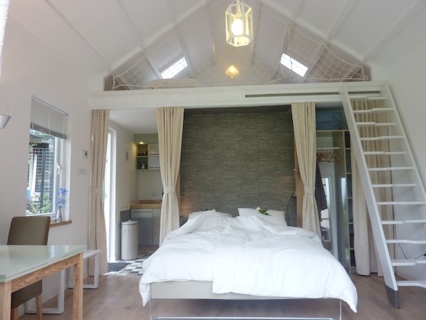 1 bedroom, travel cot, WiFi, bed sheets