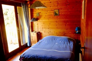 3 bedrooms, iron/ironing board, travel cot, free WiFi