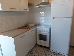 Køleskab, mikrobølgeovn, ovn, kaffe-/temaskine