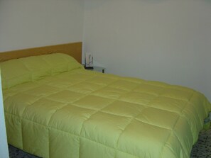 2 chambres, fer et planche à repasser