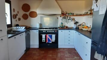 Refrigerador, horno, lavavajillas y cafetera y tetera
