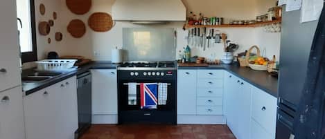Refrigerador, horno, lavavajillas y cafetera y tetera
