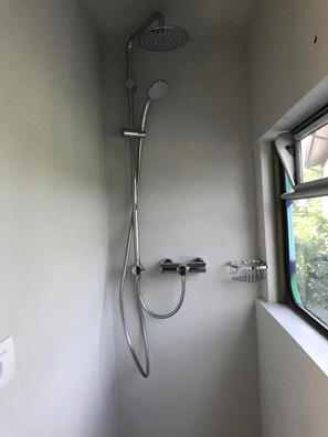 Een douche, een haardroger, handdoeken, zeep