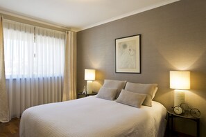 2 camere, una scrivania, ferro/asse da stiro, culla da viaggio