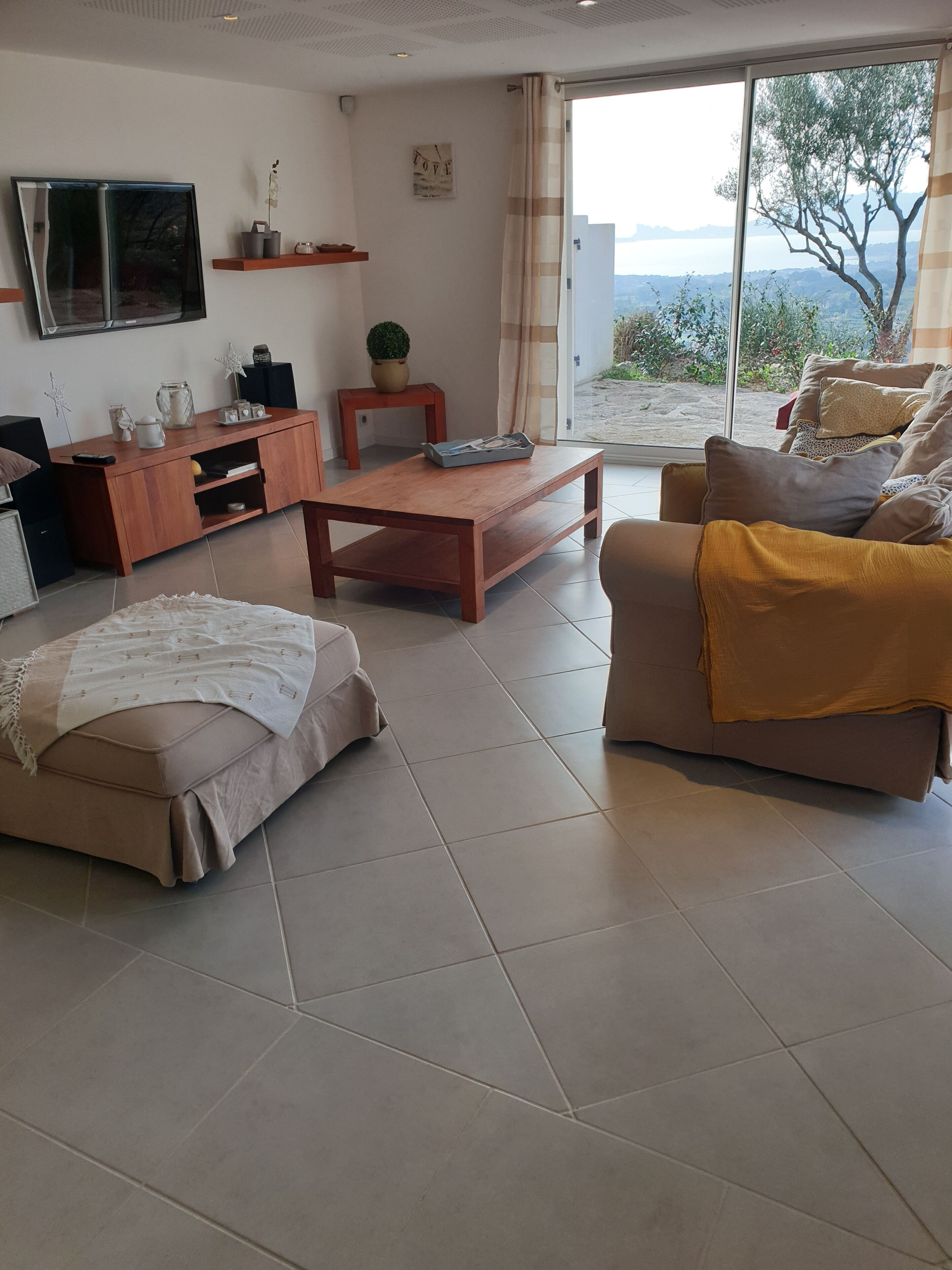 Ground floor villa with sea view