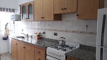 Refrigerador, microondas, horno, tostadora