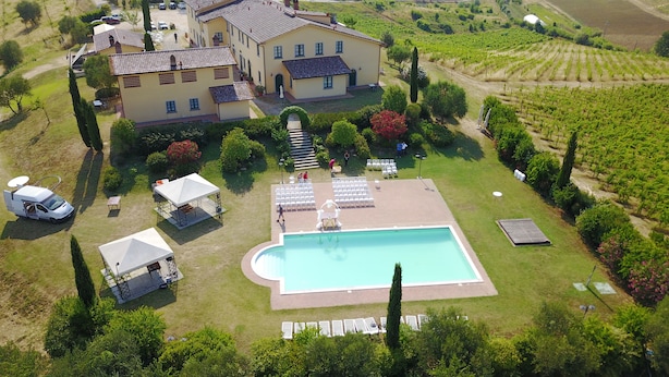 A large villa with a swimming pool, surrounded by lush gardens and vineyards. - CAMERA PENDOLINO at Agriturismo MUSIGNANO (cerreto, guidi)