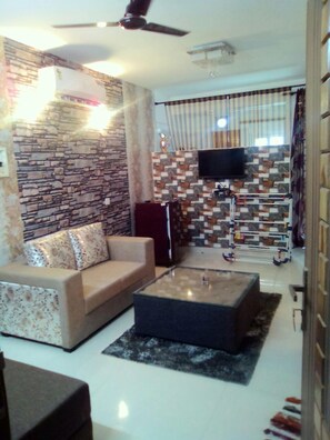 Living area - A PLACE WHERE TIDES OF RIVER GANGA IS HEARD (Rishikesh)