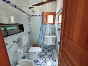 Doccia, asciugacapelli, bidet, asciugamani