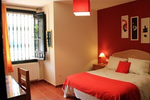 3 makuuhuonetta, työpöytä, silitysrauta/-lauta, internet