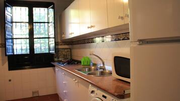 Frigorífic, microones, cafetera i tetera i torradora