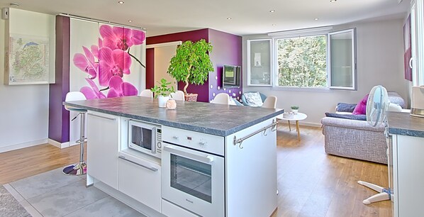 Réfrigérateur, micro-ondes, four, plaque de cuisson