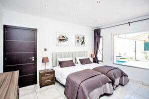4 chambres, coffre-fort, fer et planche à repasser