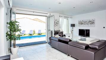 Smart TV, videogames, DVD player, livros