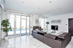 Smart TV, video games, DVD player, books - Luxury Villa with private pool  just metres from the beach in Elviria, Marbella (Marbella)