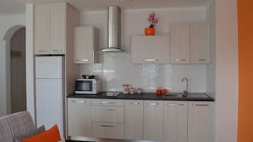 Fridge, microwave, stovetop, coffee/tea maker