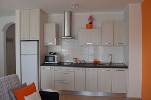 Een koelkast, een microgolfoven, een kookplaat