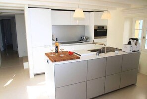 Réfrigérateur, four, plaque de cuisson, lave-vaisselle